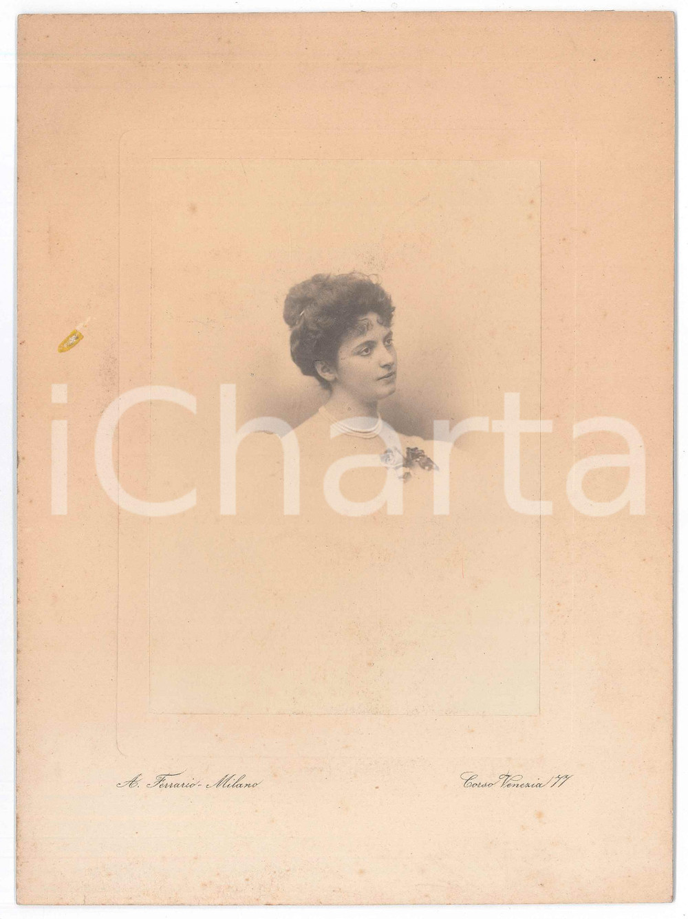 Fotografia d epoca originale 1895 ca MILANO Ritratto di donna in bianco  Profilo Foto Achille FERRARIO 1