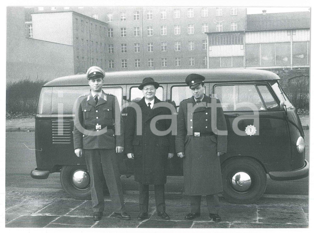 Fotografia d epoca originale 1962 BERLINO Area del Muro  Ufficiali e funzionario in una caserma  Foto 1 1