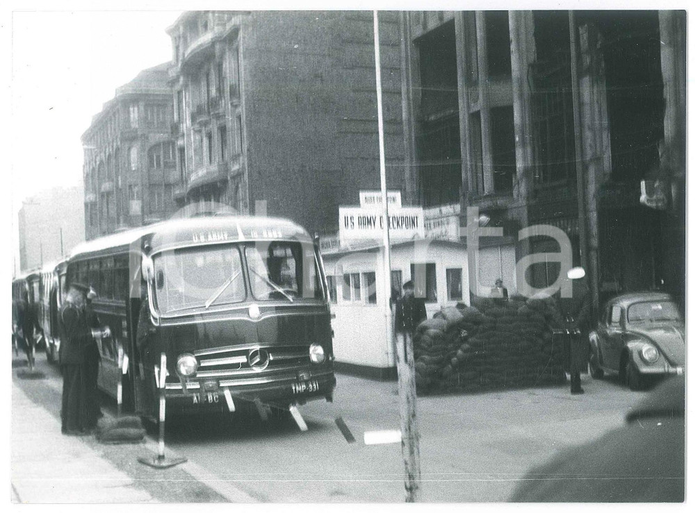 Fotografia d epoca originale 1962 BERLINO  US ARMY Checkpoint  Fotografia ANIMATA 18x13 cm 1