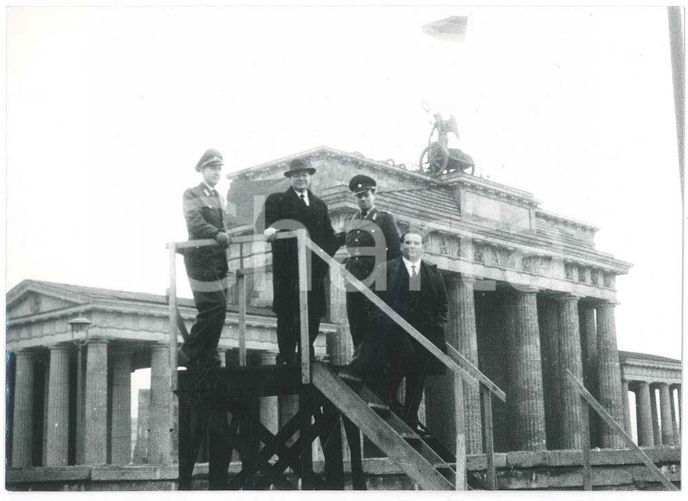 Fotografia d epoca originale 1962 MURO DI BERLINO Porta di Brandeburgo  Ufficiali e funzionari  Foto 18x13 1