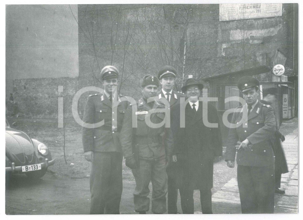 Fotografia d epoca originale 1962 BERLINO Ufficiali e funzionari nella zona del Muro  Foto 18x13 cm 1 1