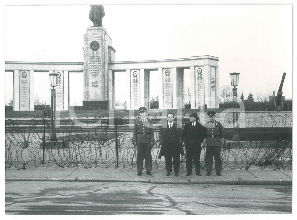 Fotografia d epoca originale 1962 BERLINO  TIERGARTEN  Funzionari al Sowjetisches Ehrenmal  Foto 18x13 cm 1