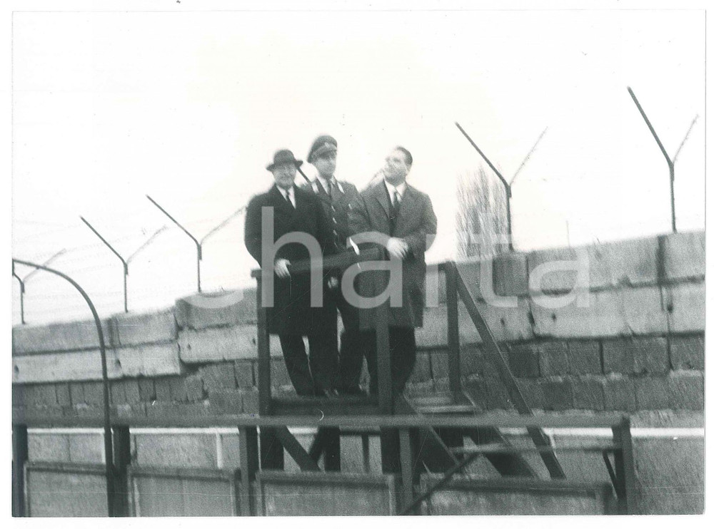 Fotografia d epoca originale 1962 MURO DI BERLINO Ufficiali e funzionari guardano dalla pedana  Foto 18x13 1
