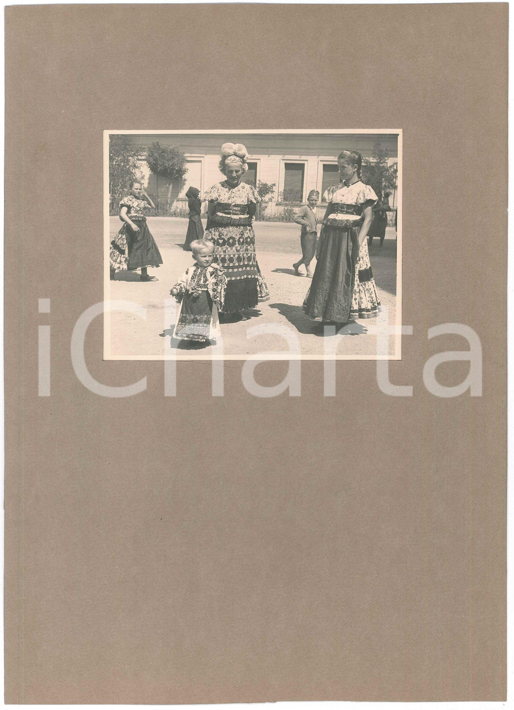 Fotografia d epoca originale 1935 ca MEZOKOVESD HUNGARY Donne e bambini in costume tradizionale  Foto 1