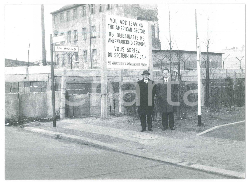 Fotografia d epoca originale 1962 WALL OF BERLIN Checkpoint with sign You are leaving the American Sector 1