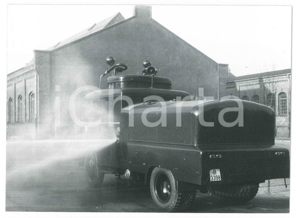 Fotografia d epoca originale 1962 BERLINO Area del Muro  Pulitrice nel cortile di una caserma  Foto 18x13 1