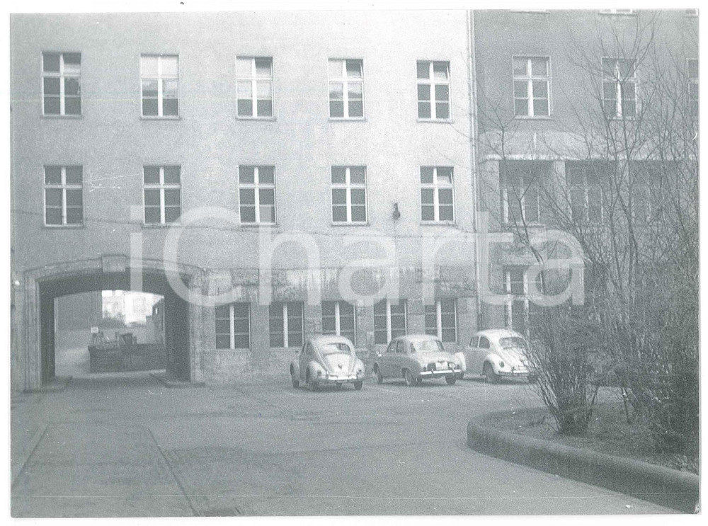 Fotografia d epoca originale 1962 BERLINO Area del Muro  Cortile di una caserma  Fotografia 18x13 cm 1
