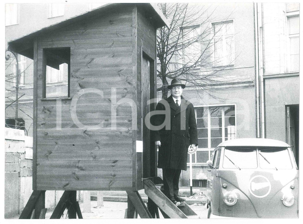 Fotografia d epoca originale 1962 MURO DI BERLINO Funzionario presso una torretta  Fotografia 18x13 cm 1