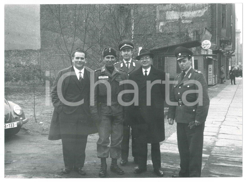 Fotografia d epoca originale 1962 BERLINO Ufficiali e funzionari nella zona del Muro  Foto 18x13 cm 2 1