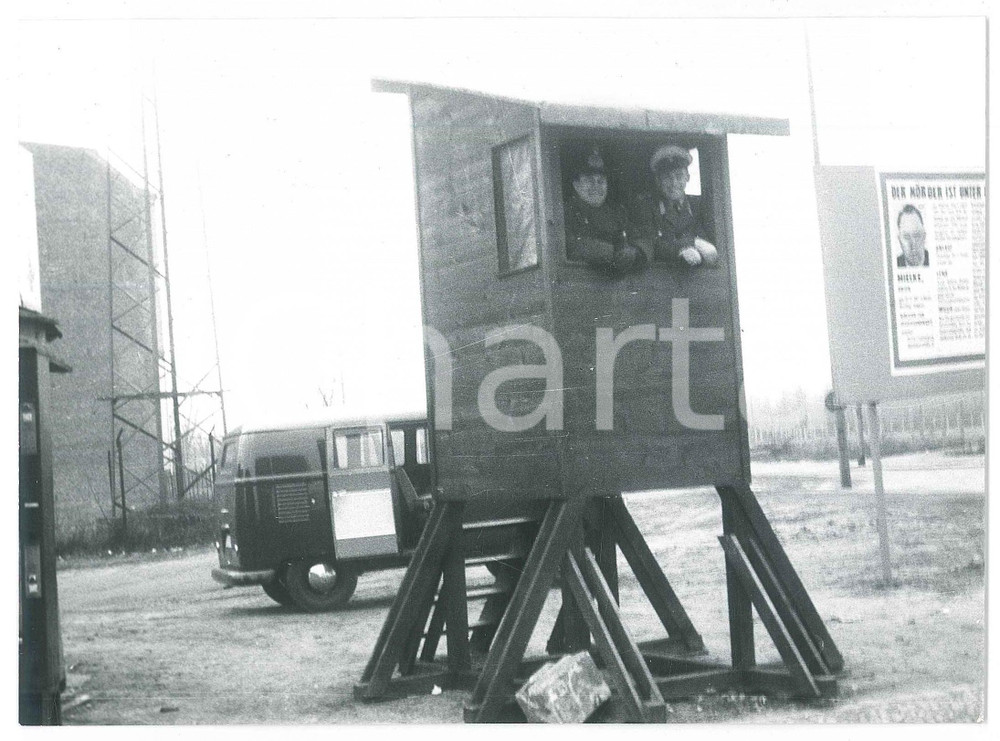 Fotografia d epoca originale 1962 MURO DI BERLINO Ufficiali in una torretta  Fotografia 18x13 cm 1