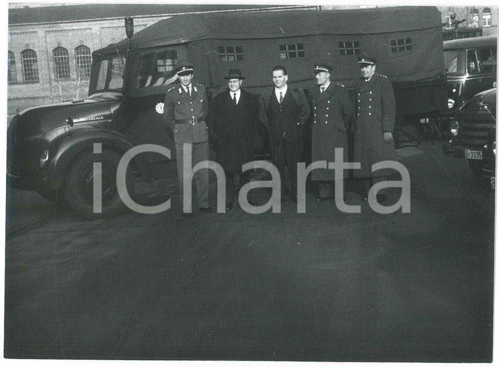 Fotografia d epoca originale 1962 BERLINO Area del Muro  Ufficiali e funzionari in una caserma  Foto 3 1