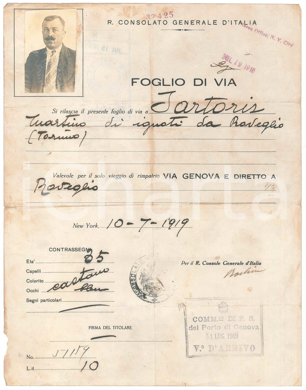 1919 NEW YORK Foglio di via - Martino SARTORIS di RUEGLIO (TO) *Con foto Foglio di via originale d'epoca, rilasciato dal R. Consolato Generale d'Italia a un emigrato italiano, con vera fotografia.Visto al verso. FAIR/discreto piegature d'epoca, ingiallimenti e gualciture Formato: 21x28 cm originale e autentica 1