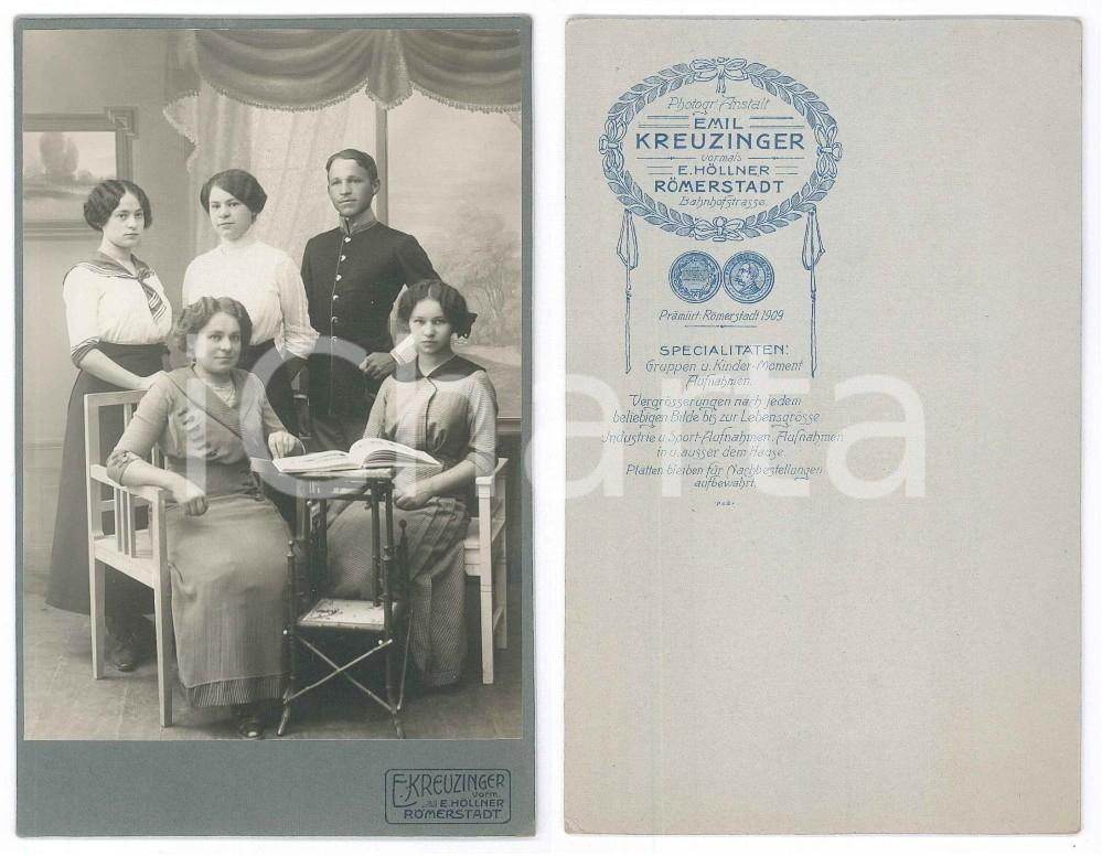 Fotografia d epoca originale 1910 ca ROMERSTADT D Ritratto di famiglia con ufficiale  Foto KREUZINGER 1