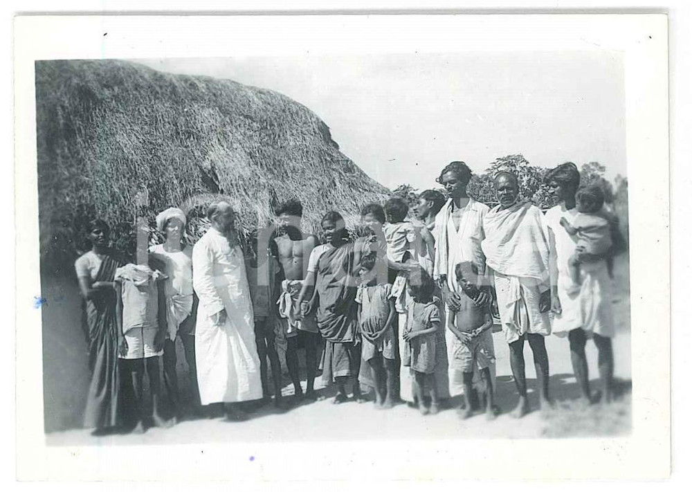 Fotografia d epoca originale 1940 ca AFRICA ORIENTALE ITALIANA Missionario in un villaggio  Foto 9x7 cm 1