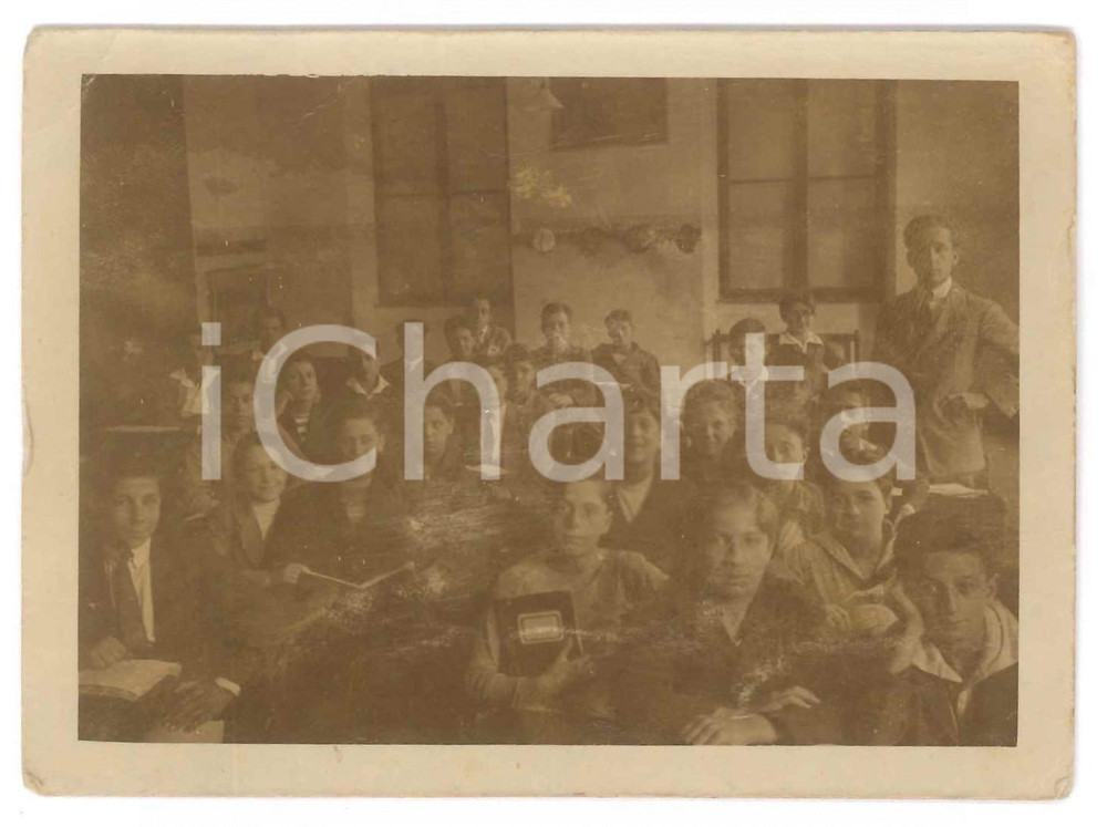 Fotografia d epoca originale 1920 TRIESTE  SCUOLA  Professore con una classe prima  Foto 12x9 cm 1