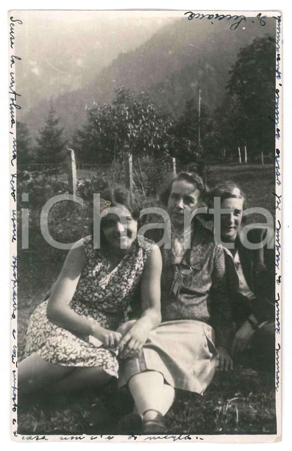 Fotografia d epoca originale 1953 Area di TRIESTE  Giovani donne in campagna  Foto cartolina 9x14 cm 1