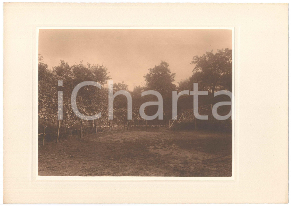 1930 ca TRIESTE ARCHITETTURA Giardino di villetta - Foto LUX ET UMBRA (1) Fotografia artistica, originale d'epoca, montata su cartoncino morbido.FOTOGRAFO: Giovanni Gasser - Studio "Lux et Umbra", Trieste GOOD/buono  Formato: 34x24 cm originale e autentica 1