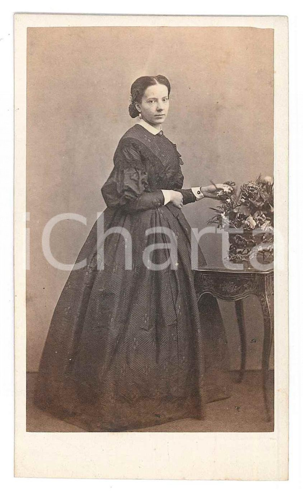 Fotografia d epoca originale 1890 ca ITALIA Ritratto di donna con fiori recisi  Foto CDV 1