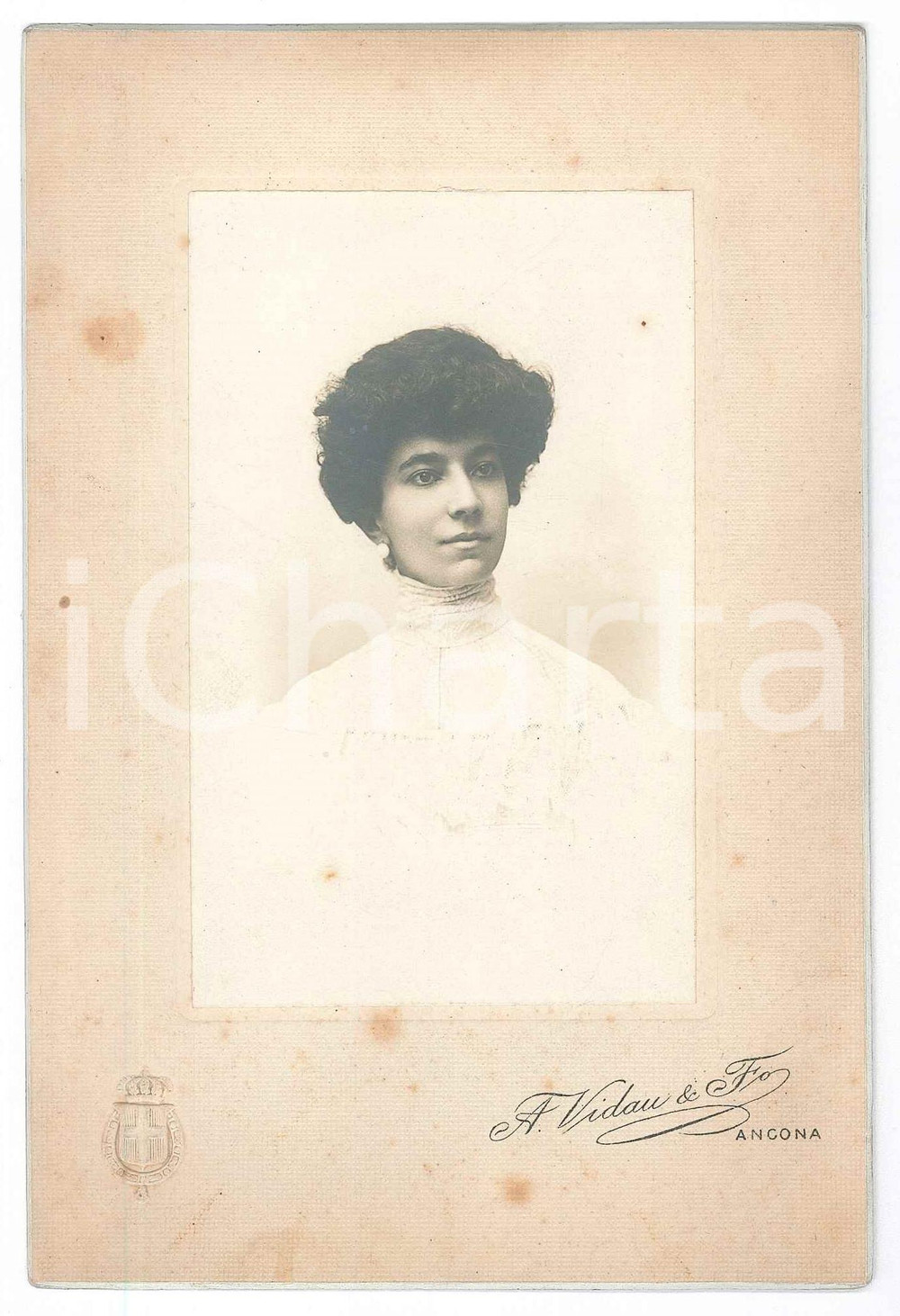 Fotografia d epoca originale 1900 ca ANCONA Giovane donna in abito bianco Fotografia A. VIDAU 11x16 cm 1