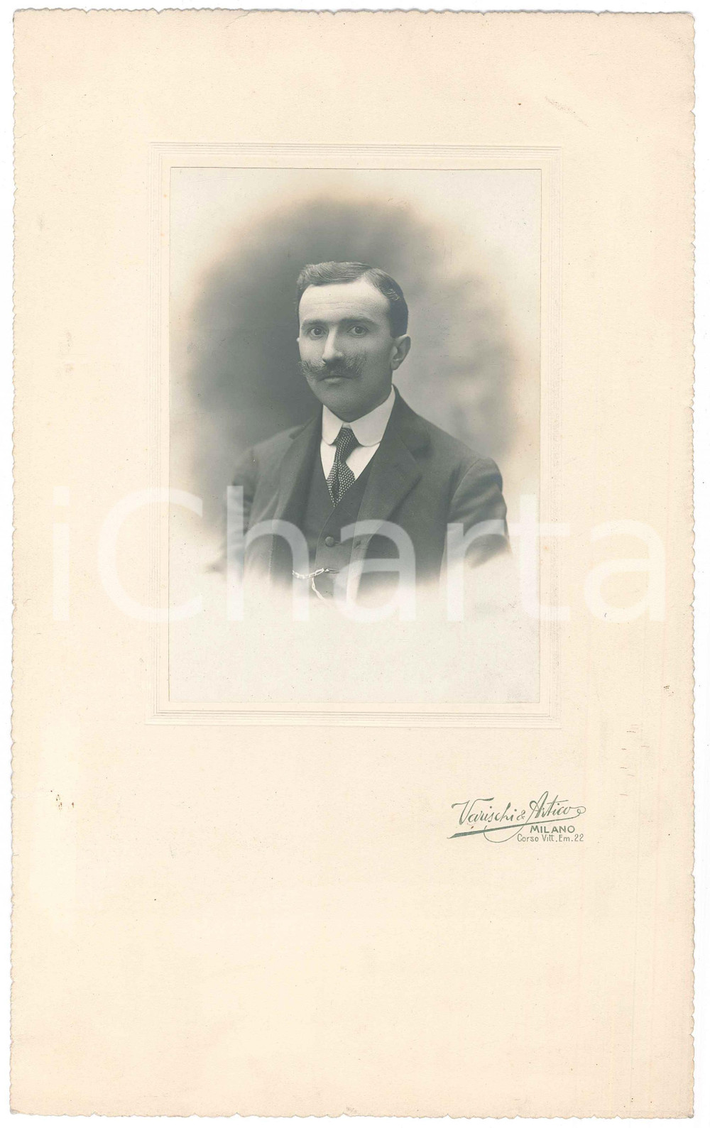 1915 ca MILANO Ritratto maschile - Busto - Foto VARISCHI & ARTICO 18x30 cm Fotografia originale d'epoca, su cartoncino morbido. FOTOGRAFO : Varischi &amp; Artico - Milano, corso Vittorio Emanuele 22 FAIR/discreto piccoli strappi marginali Formato: 18x30 cm originale e autentica 1