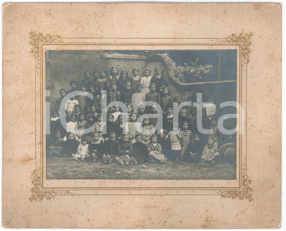 Fotografia d epoca originale 1910 ca ITALIA Classe elementare femminile in cortile  Foto 26x21 cm 1