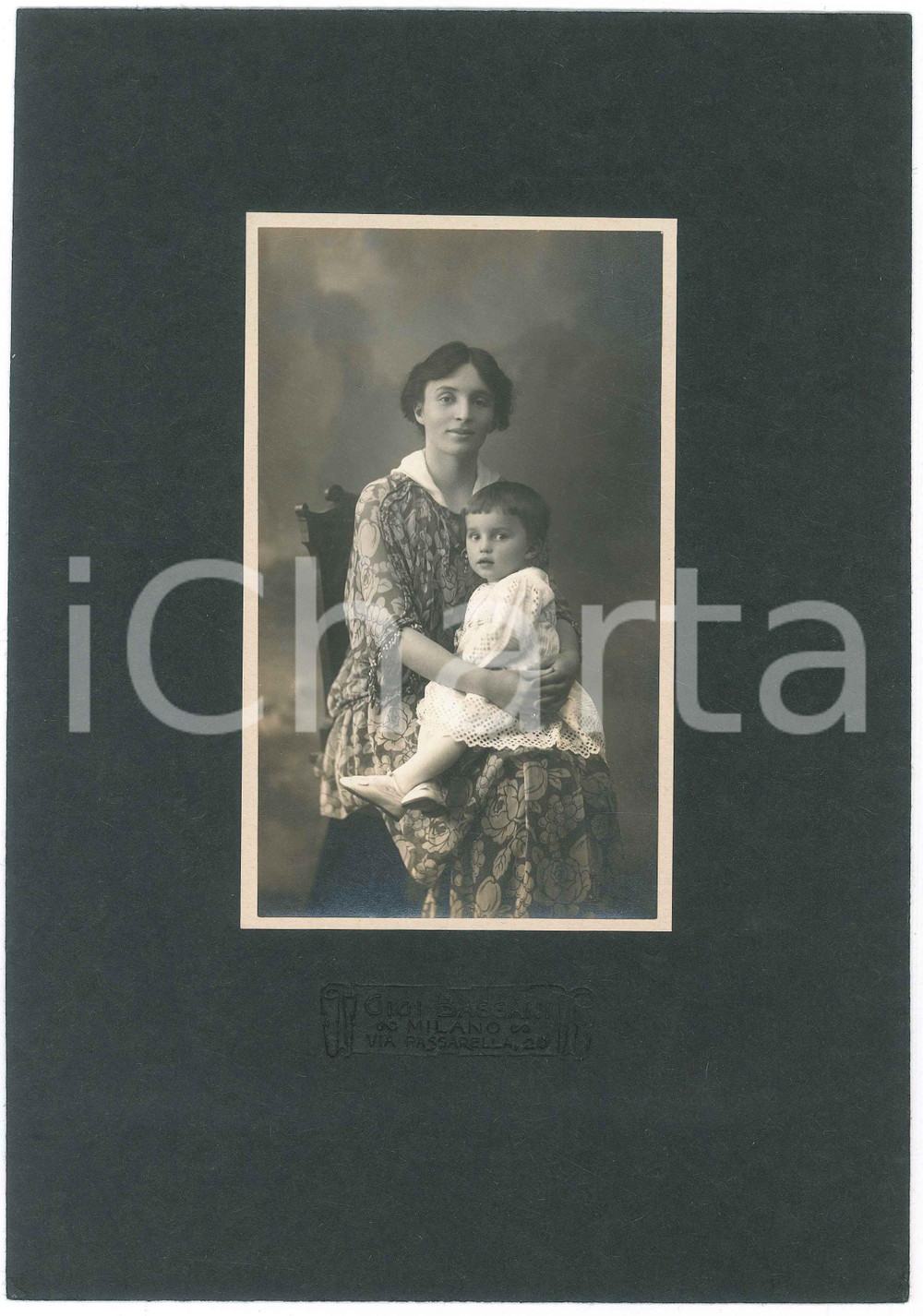 Fotografia d epoca originale 1915 ca MILANO Ritratto di madre e figlio Fotografia Gigi BASSANI 20x27 cm 1