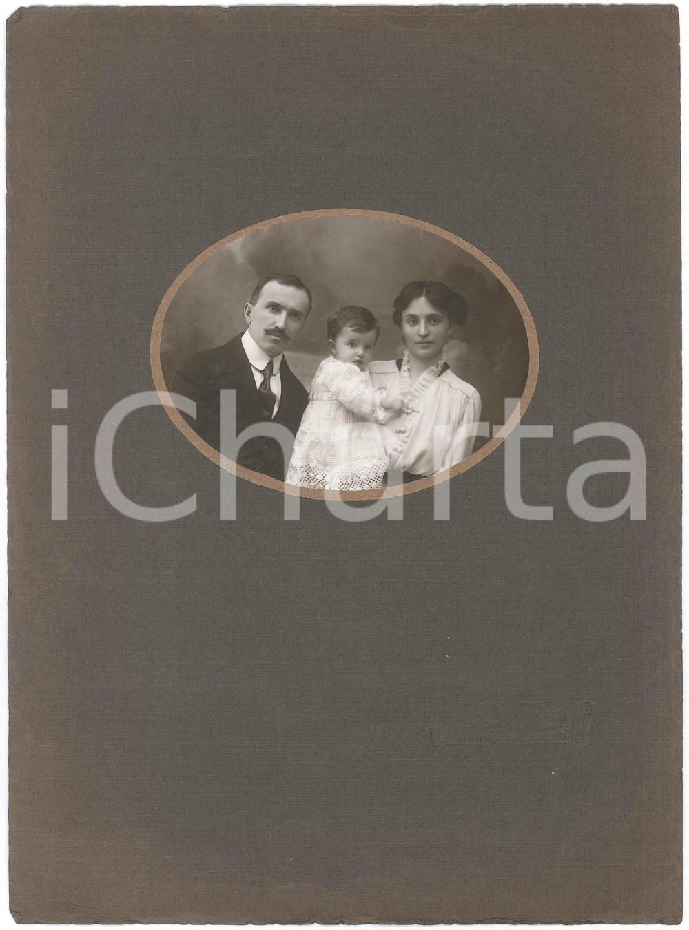 Fotografia d epoca originale 1915 ca MILANO Ritratto di famiglia con bambino  Foto Gigi BASSANI 24x32 cm 1