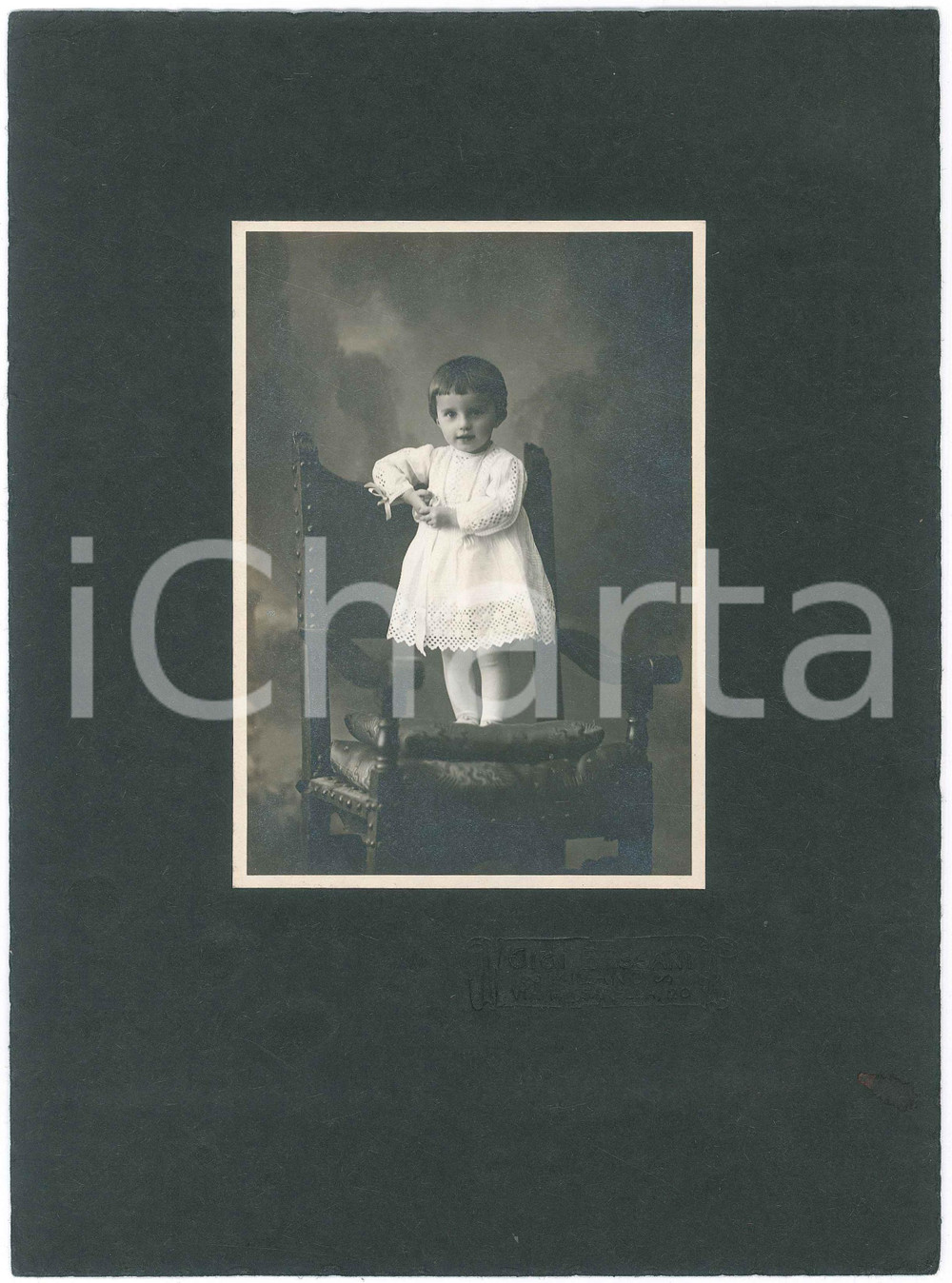Fotografia d epoca originale 1915 ca MILANO Ritratto di bambino in poltrona  Foto Gigi BASSANI 20x27 cm 1