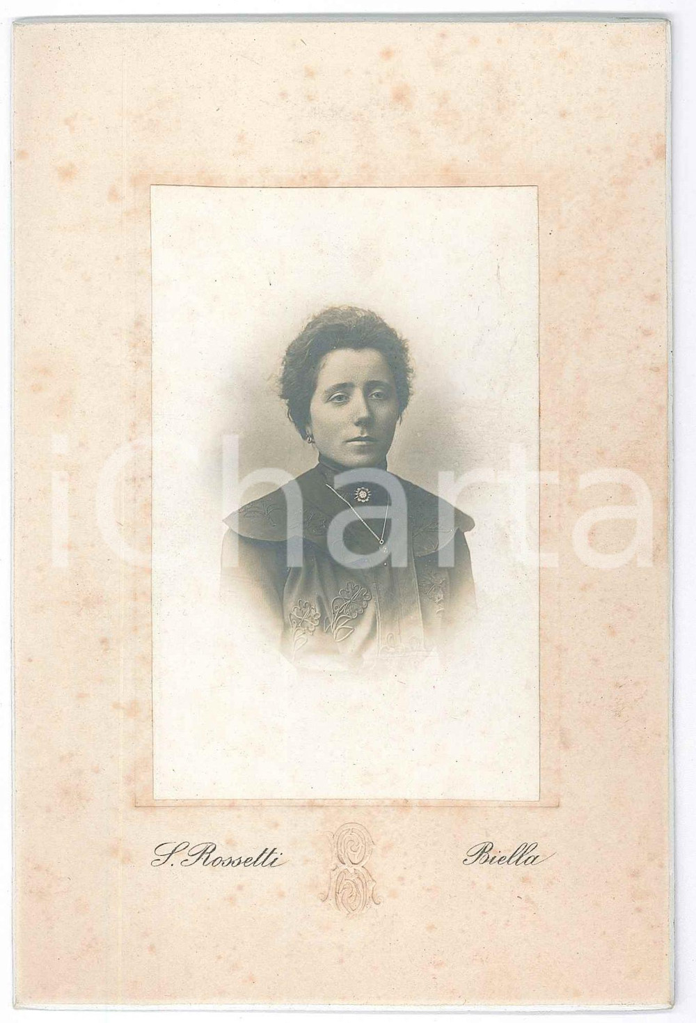 Fotografia d epoca originale 1900 ca BIELLA Ritratto di donna con abito ricamato Foto Simone ROSSETTI 1