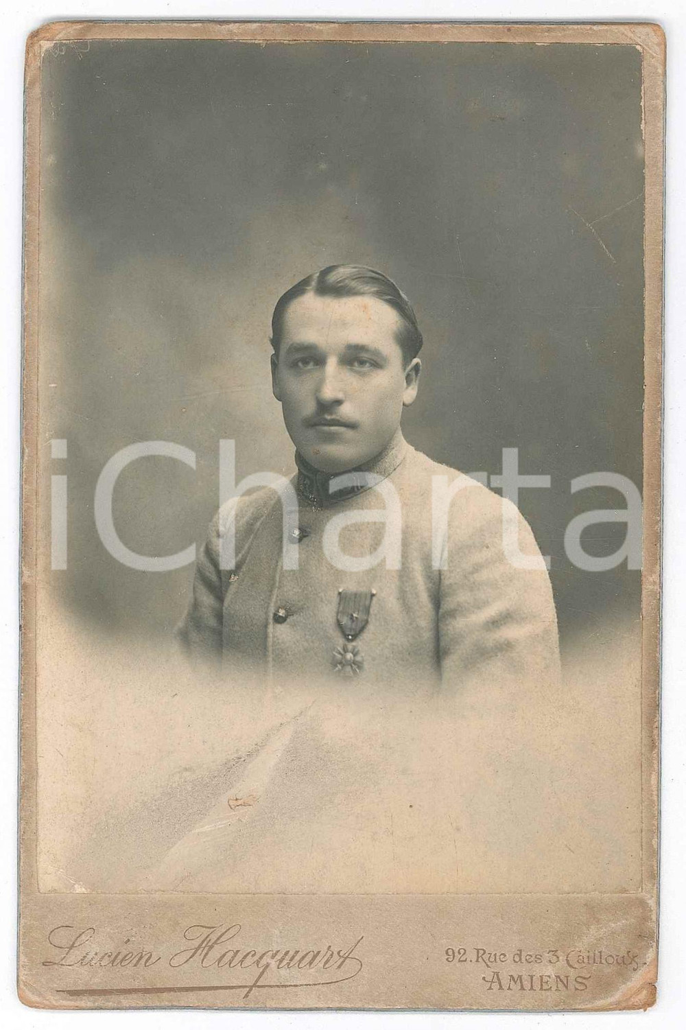 1918 WW1 AMIENS ARMEE DE TERRE Officier 83e rgt - Photo Lucien HACQUART 11x16 Fotografia d'epoca, su cartoncino rigido. CONDIZIONI:FAIR/discreto smussature angolari; lievi brunitureFORMATO: 11x16 cm originale e autentica 1