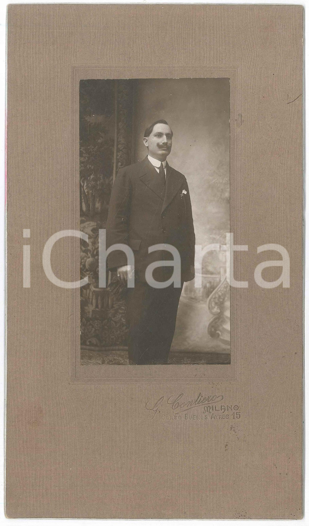 Fotografia d epoca originale 1920 ca MILANO Ritratto maschile con i guanti  Foto G. CONTIERO 15x26 cm 1
