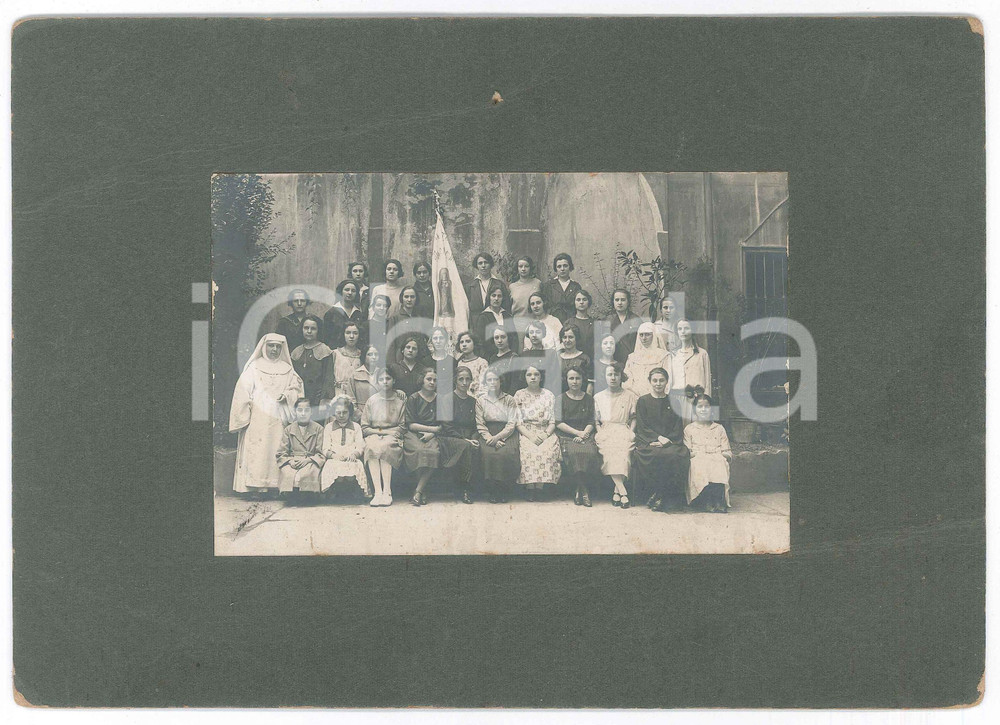 1925 ca COSTUME ITALIA Istituto religioso femminile - Foto di gruppo 24x17 cm  Fotografia d'epoca, montata su cartoncino rigido. POOR/danneggiato buone condizioni della fotografia, ma piegature al cartoncino con foro al lato superiore Formato: 24x17 cm originale e autentica 1