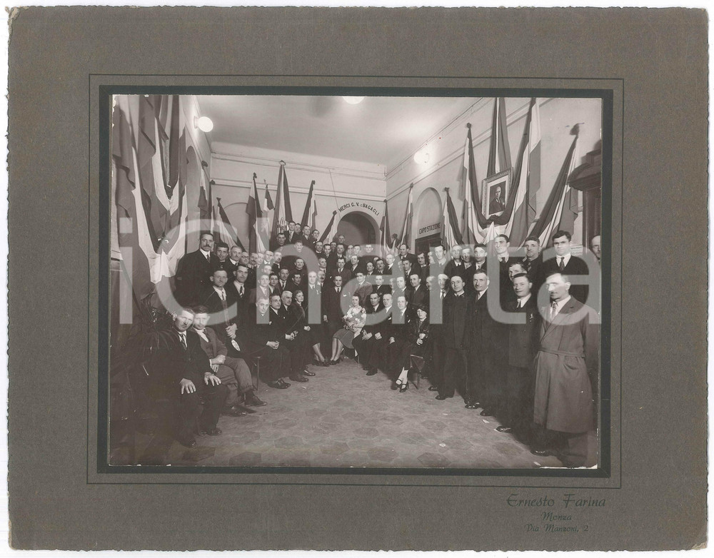 Fotografia d epoca originale 1930 ca MONZA Stazione ferroviaria  Personale a una cerimonia Foto RARA 33x25 1