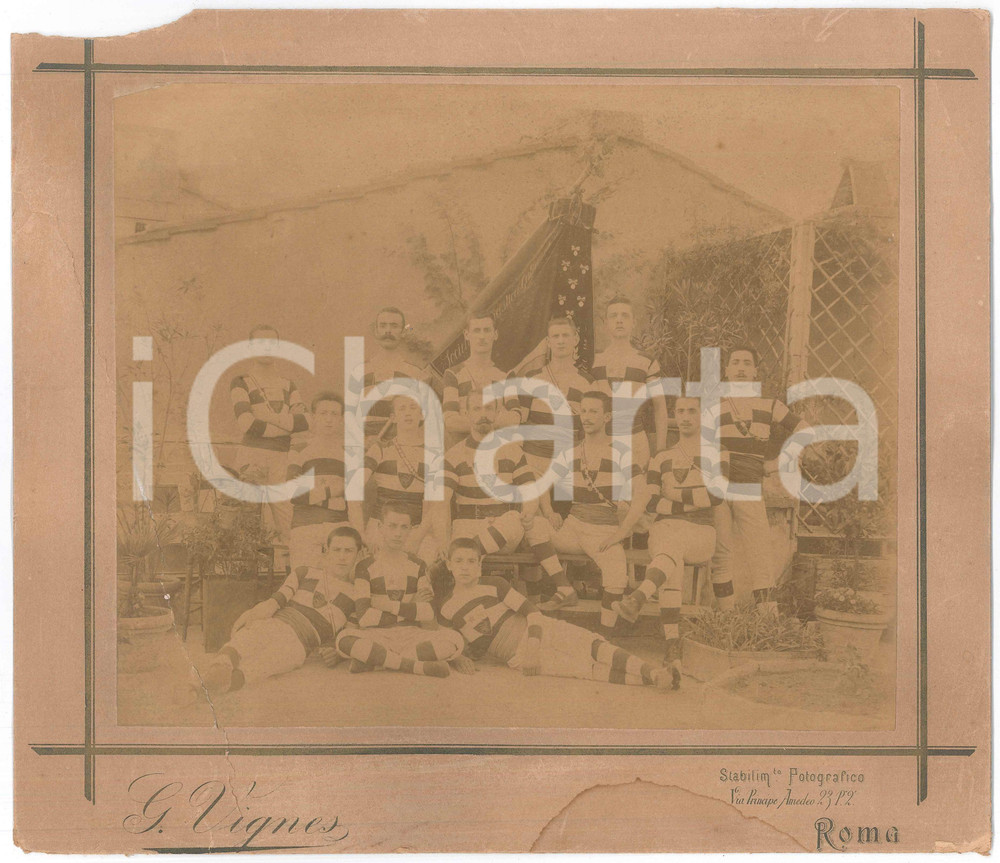 1895 ROMA - SocietÃ  GINNASTICA GALLARATESE al III Concorso Nazionale - Foto Rara fotografia originale d'epoca, su cartoncino rigido.FOTOGRAFO: G. Vignes - Roma VERY POOR/gravemente danneggiato profonda piegatura angolare; mancanza all'angolo superiore sinistro; smussature angolari; macchia al lato inferiore Formato: 31x27 cm originale e autentica 1