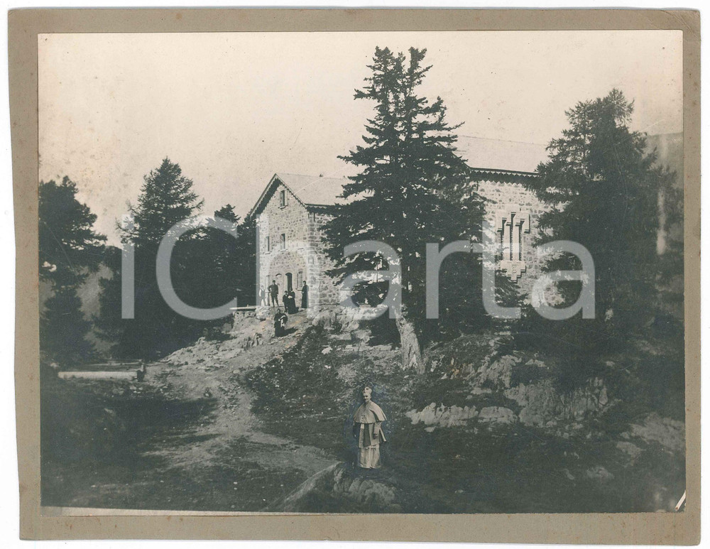 Fotografia d epoca originale 1925 ca ITALIA  Colonia montana  Fotomontaggio con vescovo Foto CURIOSA 25x20 1