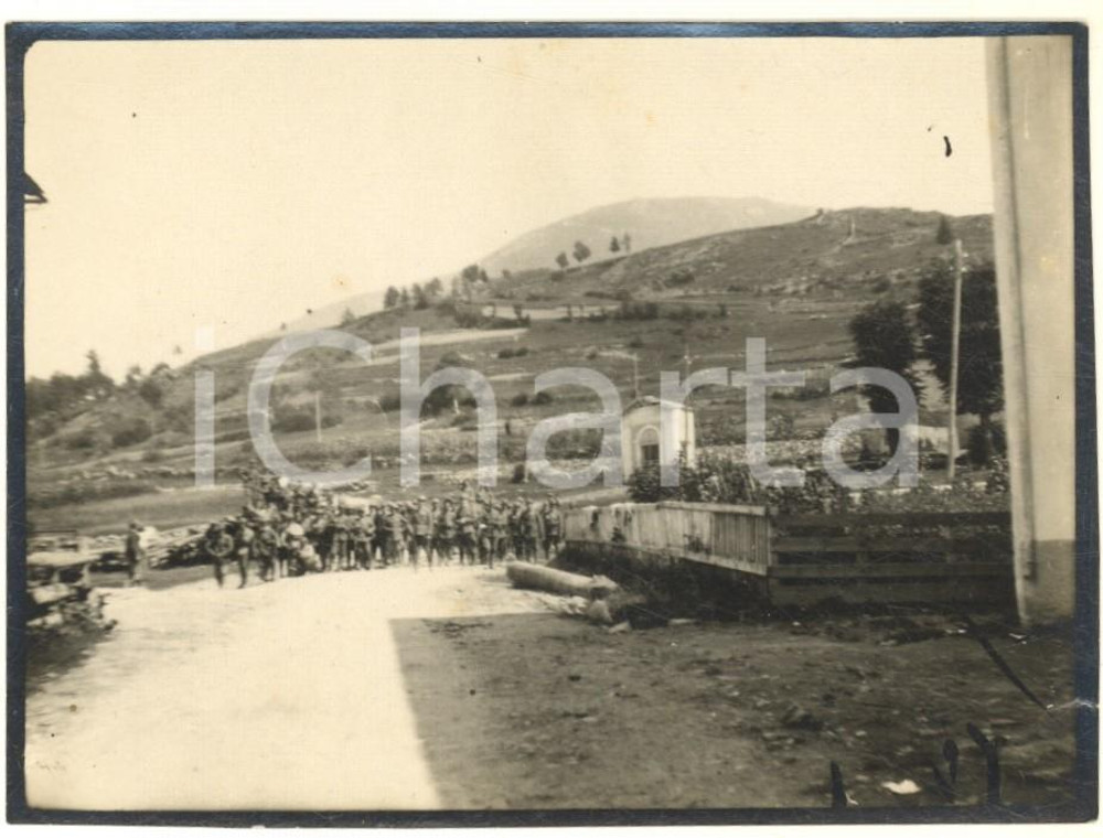 Fotografia d epoca originale 1915 ca WW1 ZONA DI GUERRA Truppa di fanteria in marcia  Foto 12x9 cm 1