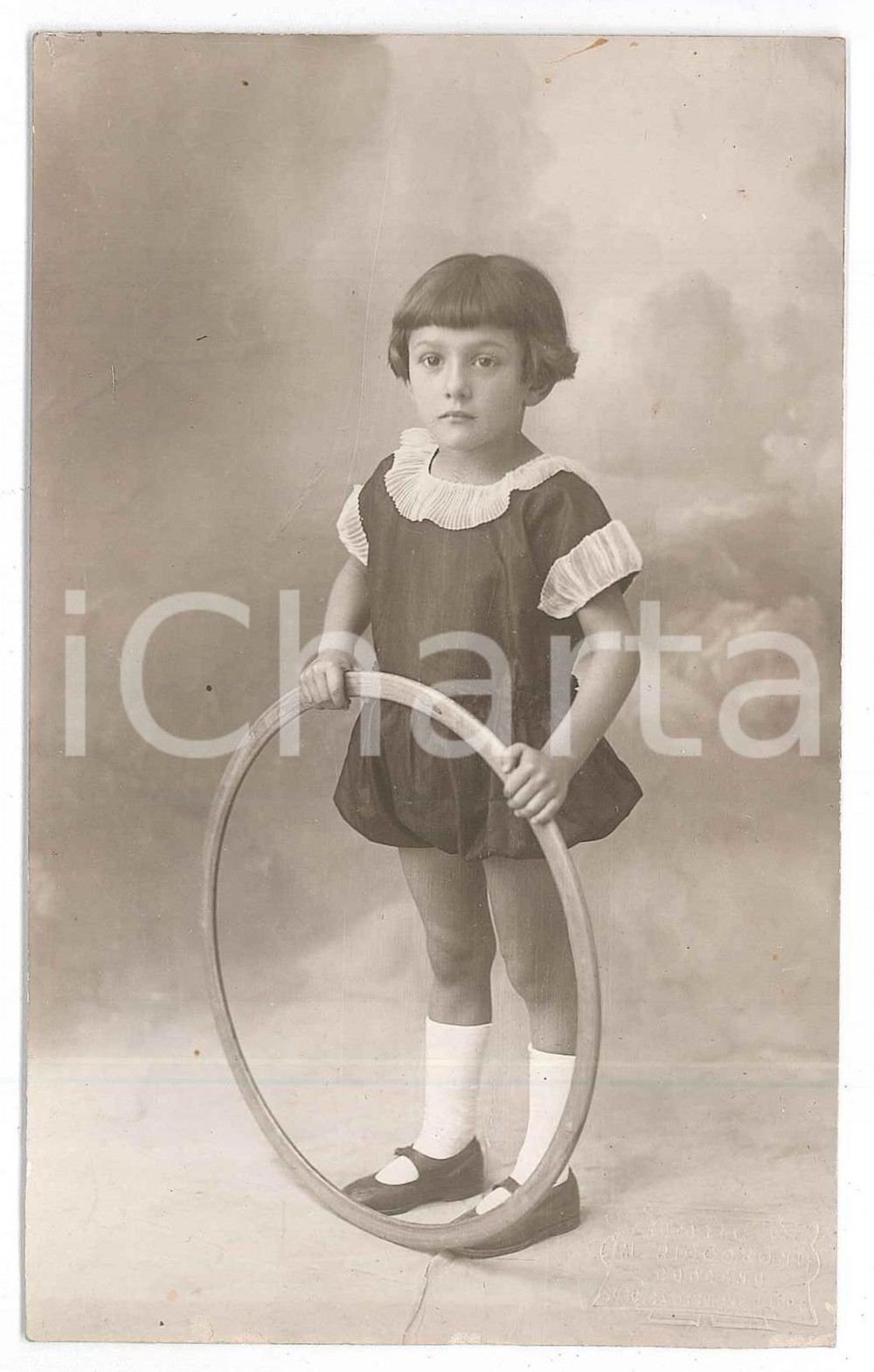 Fotografia d epoca originale 1925 CODOGNO LO Ritratto di bambino con il cerchio  Foto M. RICCOBONI 9x14 cm 1