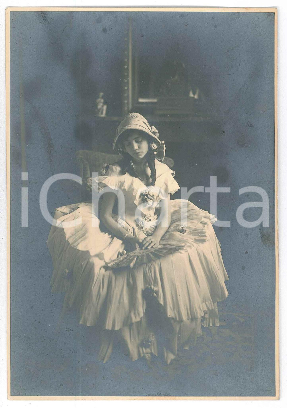 Fotografia d epoca originale 1940 ca PAVIA Ritratto di ragazza con il ventaglio FOTO ARTISTICA CHIOLINI 1