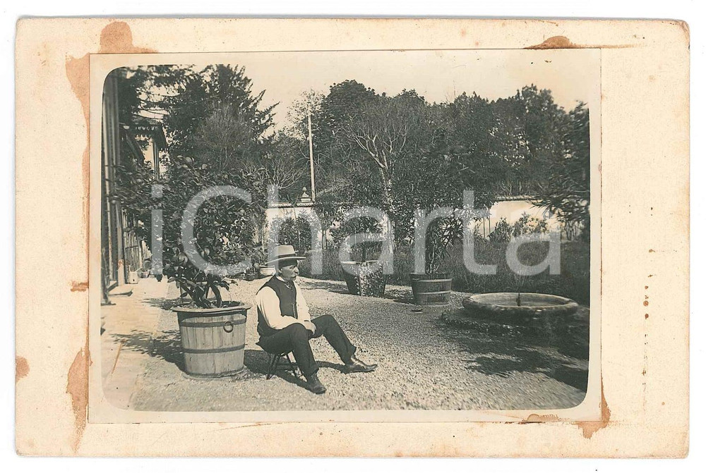 Fotografia d epoca originale 1923 MILANO Ritratto maschile nel guardino di una villetta  Foto cartolina 14x9 1