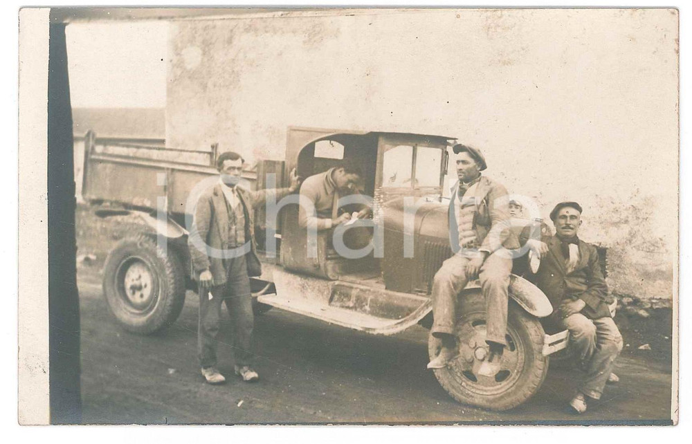 Fotografia d epoca originale 1920 ca COSTUME ITALIA Lavoratori su autocarro  Foto 14x9 cm 1