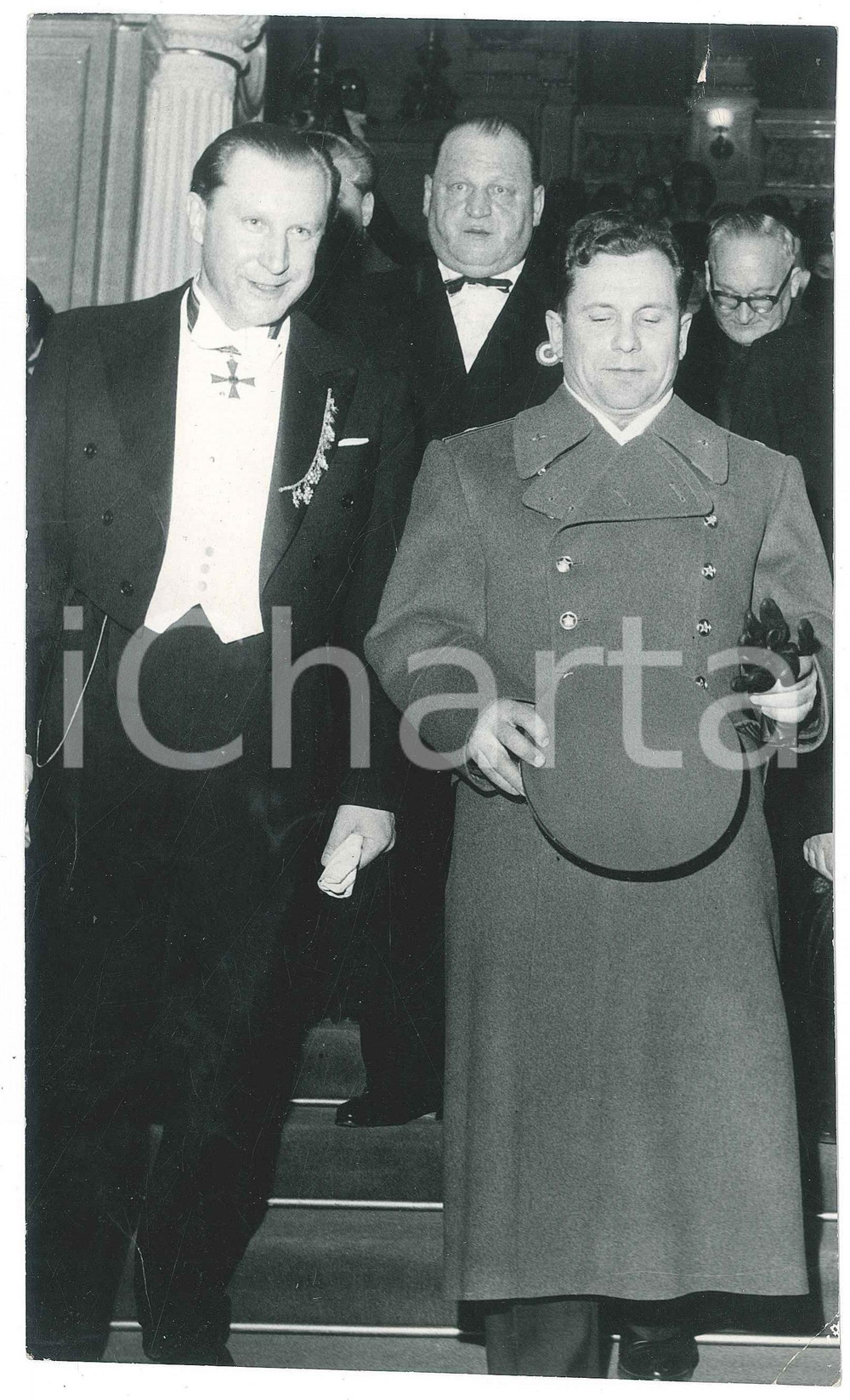 Fotografia d epoca originale 1964 VIENNA  Astronauta Pavel POPOVICH al gran ballo dell Opera Foto 1
