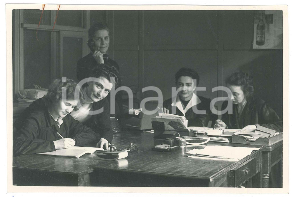 Fotografia d epoca originale 1955 MILANO Via Marco Aurelio  Industrie Grafiche MONETA  Impiegate Foto 1