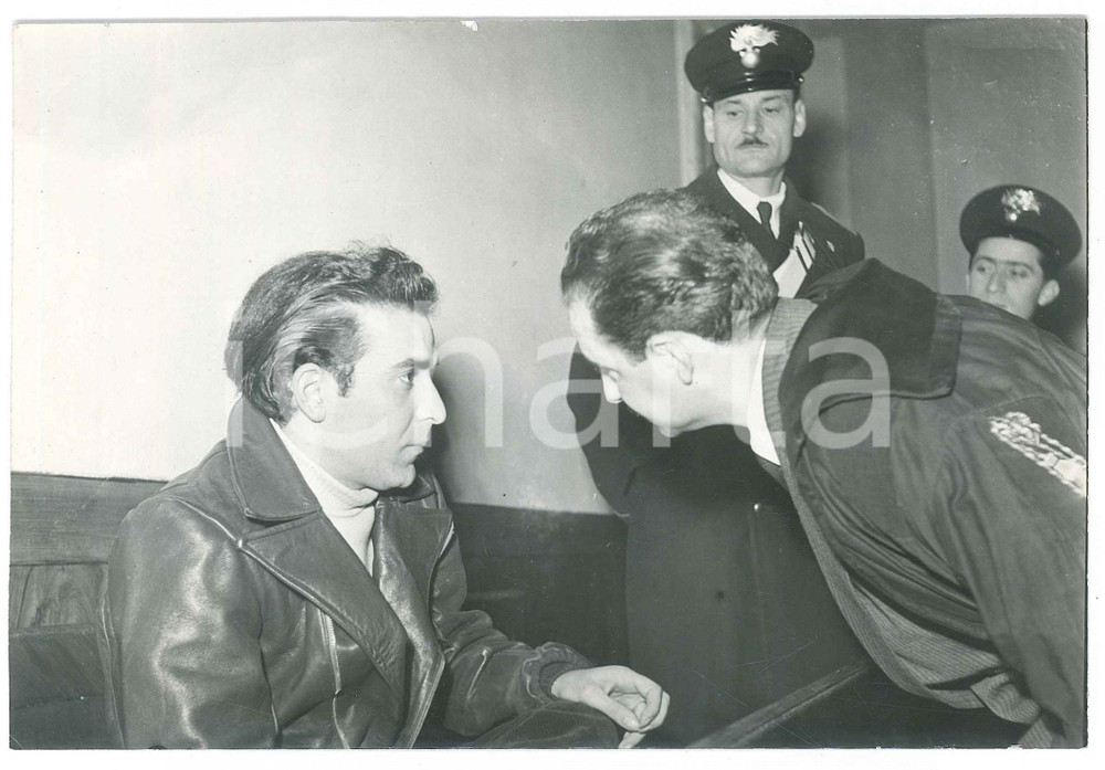 Fotografia d epoca originale 1960 ca BOLOGNA  COSTUME  Avvocato con imputato  Foto 18x13 cm 1