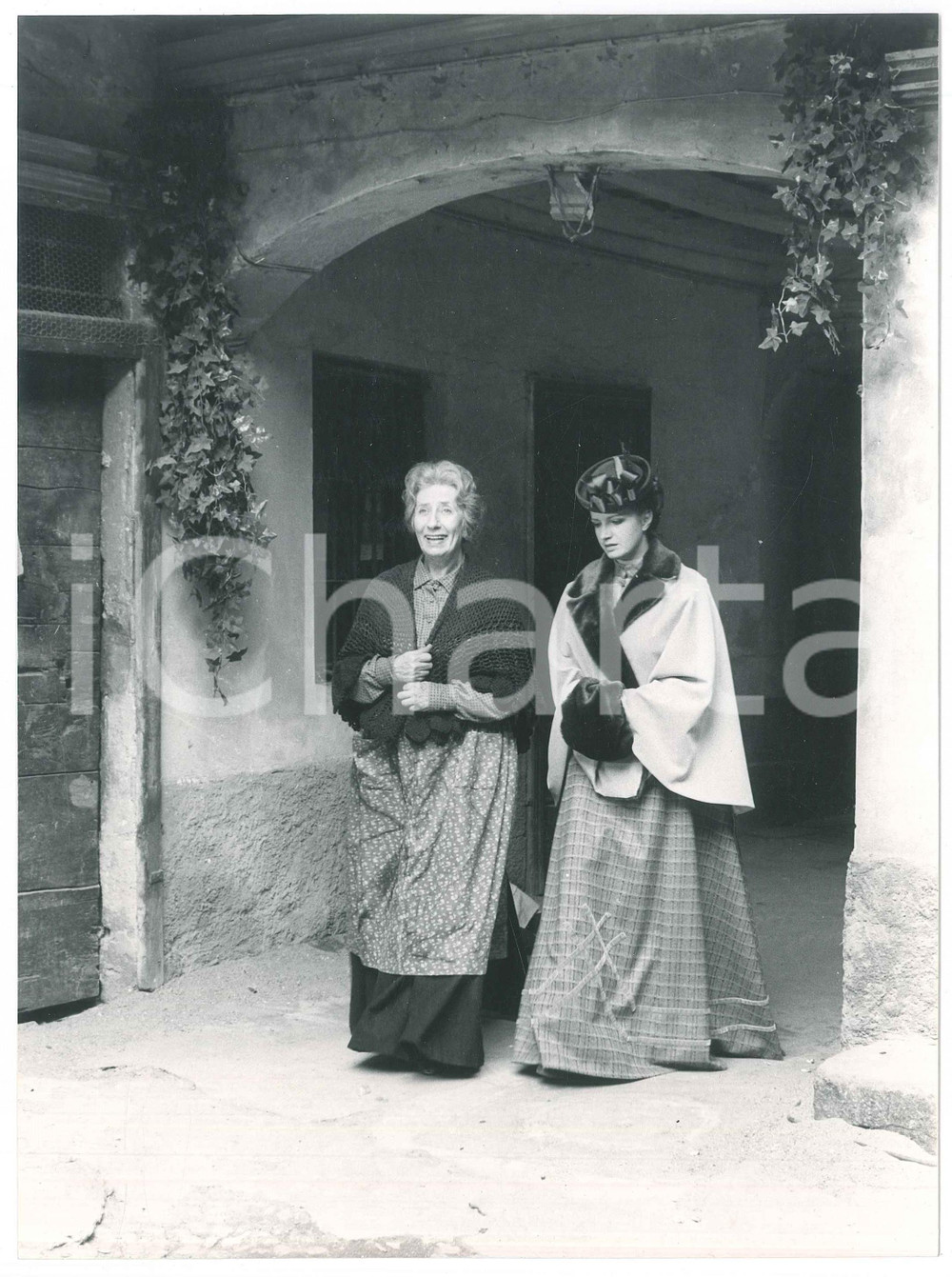 1970 ca CINEMA Lina VOLONGHI Valeria CIANGOTTINI *Foto di scena 18x24 cm Fotografia originale d'epoca. GOOD/buono  Formato: 18x24 cm originale e autentica 1