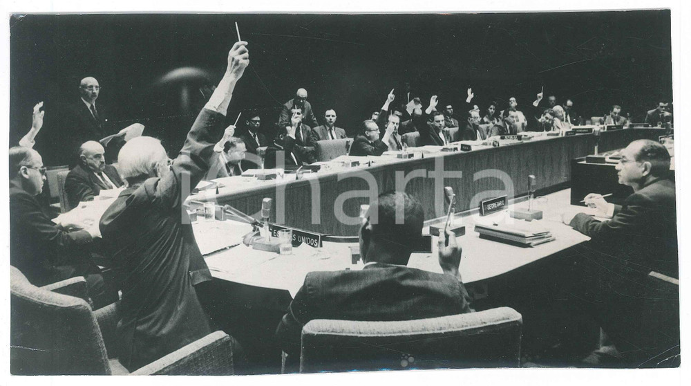 Fotografia d epoca originale 1965 WASHINGTON Riunione OSA  Voto per commissione di pace   Ellsworth BUNKER 1