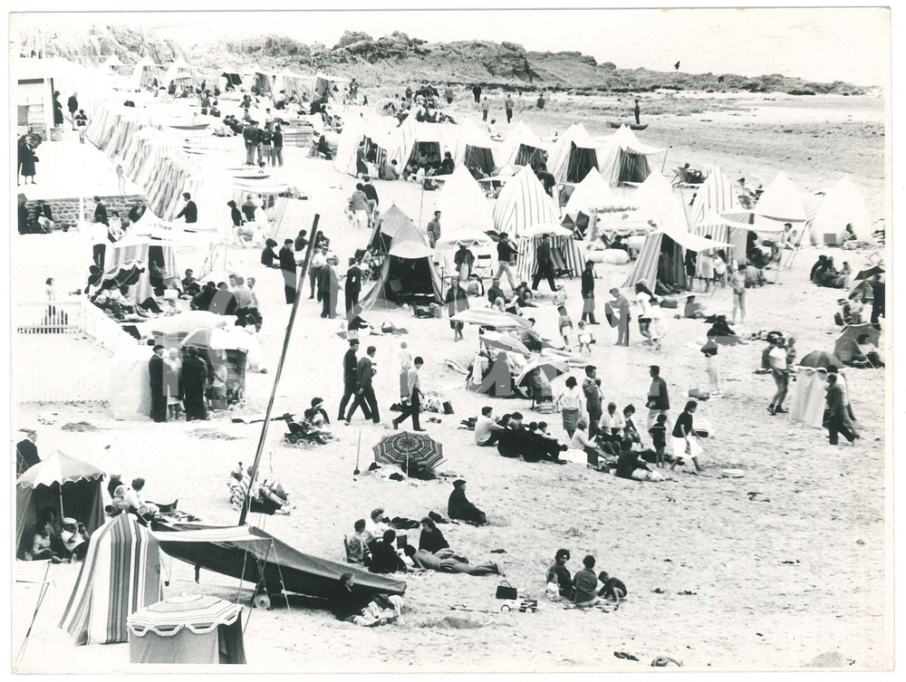 Fotografia d epoca originale 1963 SAINTMALO FRANCE Turisti in spiaggia  Foto ARTISTICA 24x18 cm 1