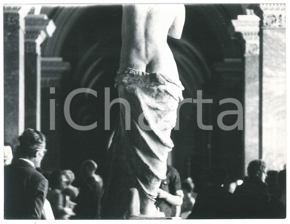 Fotografia d epoca originale 1963 PARIS  MUSÃ‰E DU LOUVRE Statua greca con turisti  Foto ARTISTICA 24x18 cm 1
