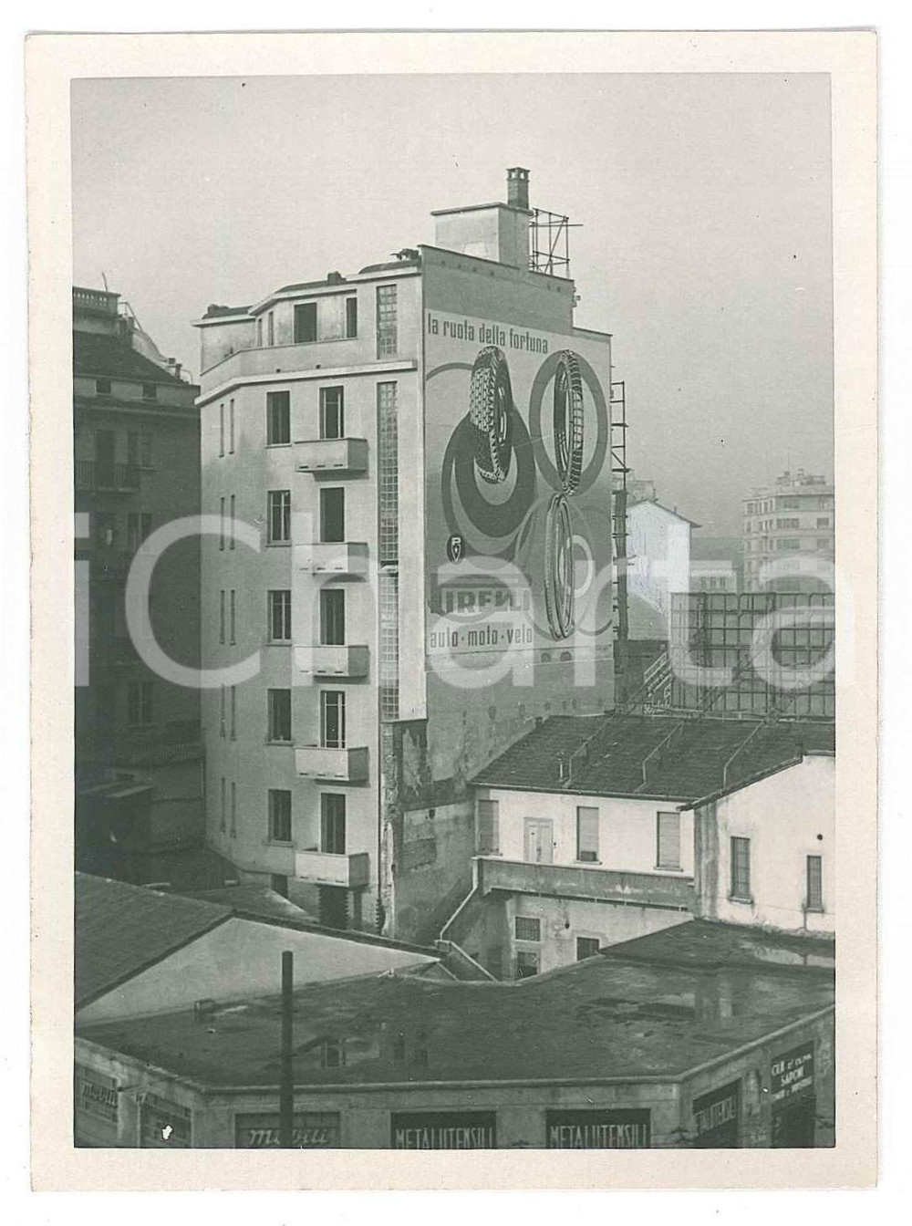 Fotografia d epoca originale 1940 ca MILANO PubblicitÃ  PIRELLI su un palazzo  Foto COSTUMI 9x12 cm 1