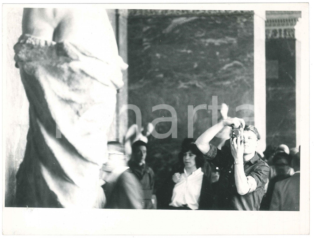 Fotografia d epoca originale 1963 PARIS  MUSÃ‰E DU LOUVRE Turista fotografa statua greca  Foto ARTISTICA 1