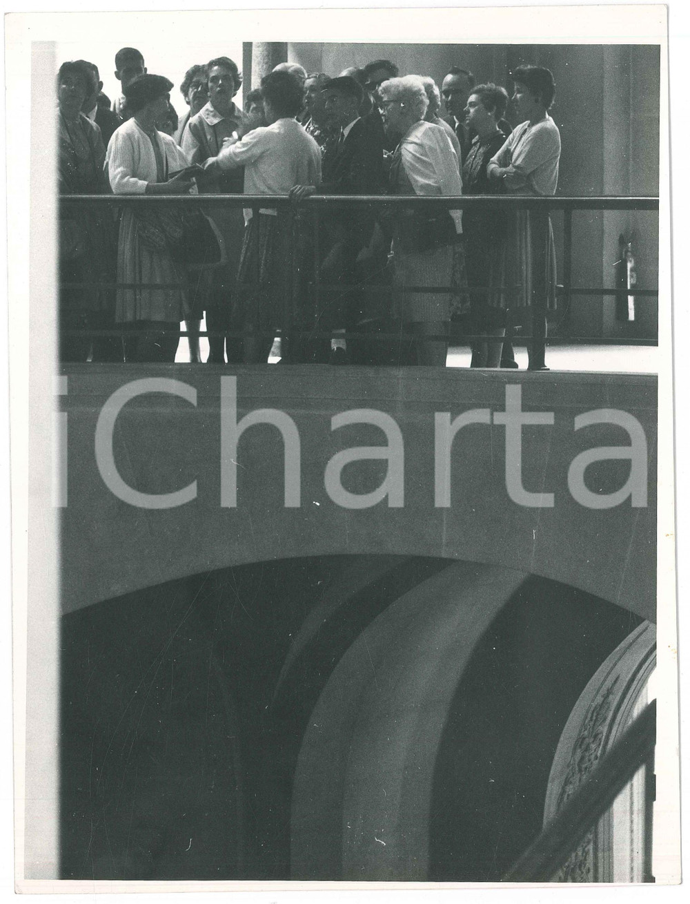 1963 PARIS - MUSÉE DU LOUVRE Turisti con guida - Foto ARTISTICA 18x24 cm